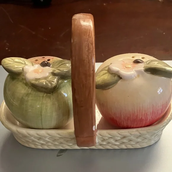 VTG Cracker Barrel Ceramic Salt/Pepper Apples in Basket Susan Winget Collection - Picture 2 of 7